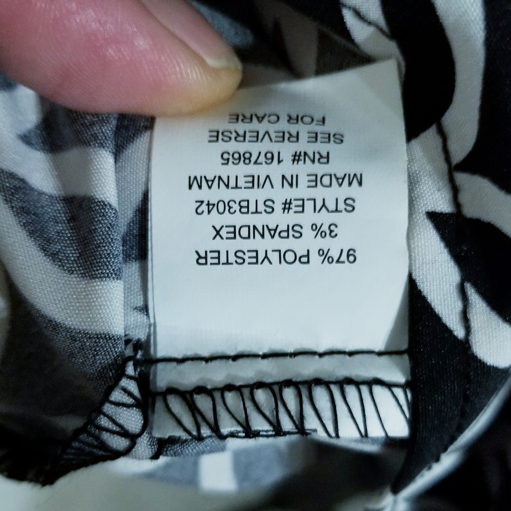 Notations Black and White Geometric Button-Front Blouse - Picture 5 of 6